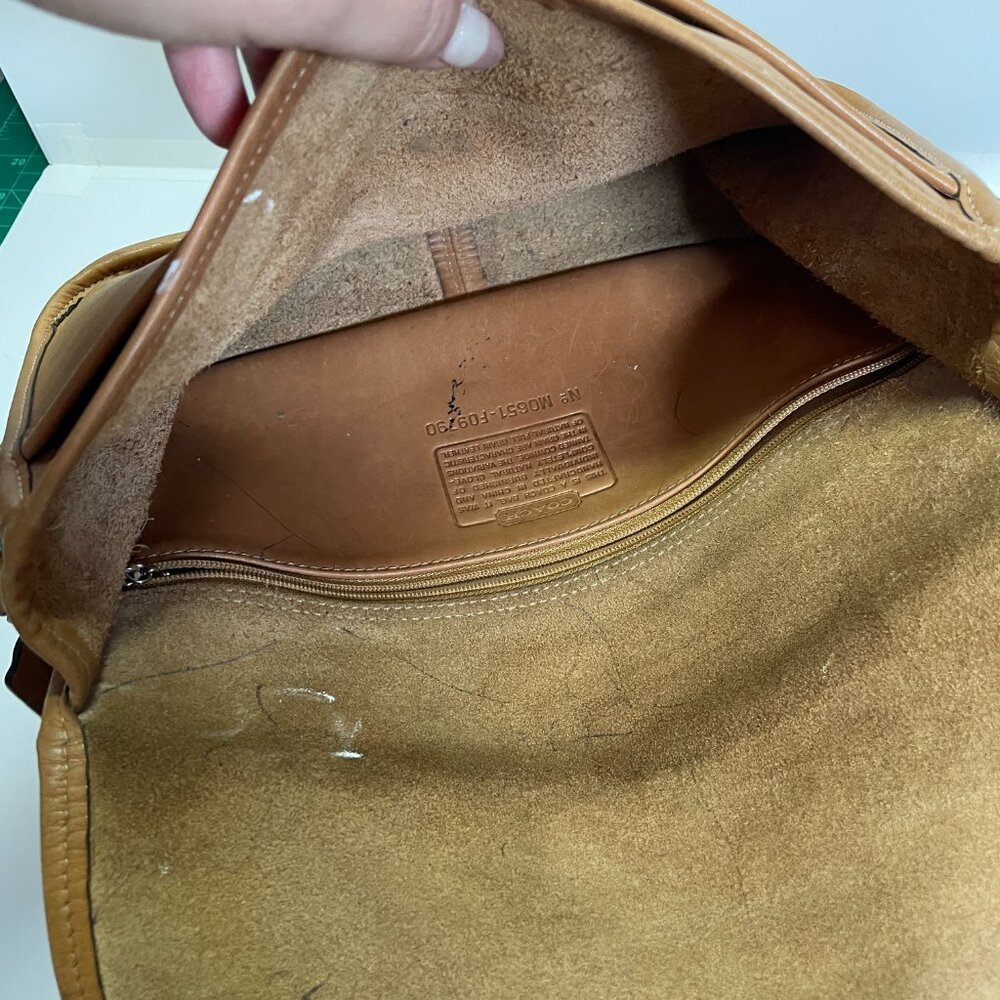 Vintage Coach 9790 City Bag Tan Leather Purse Shoulder Crossbody Brass Kiss Lock - Picture 11 of 13